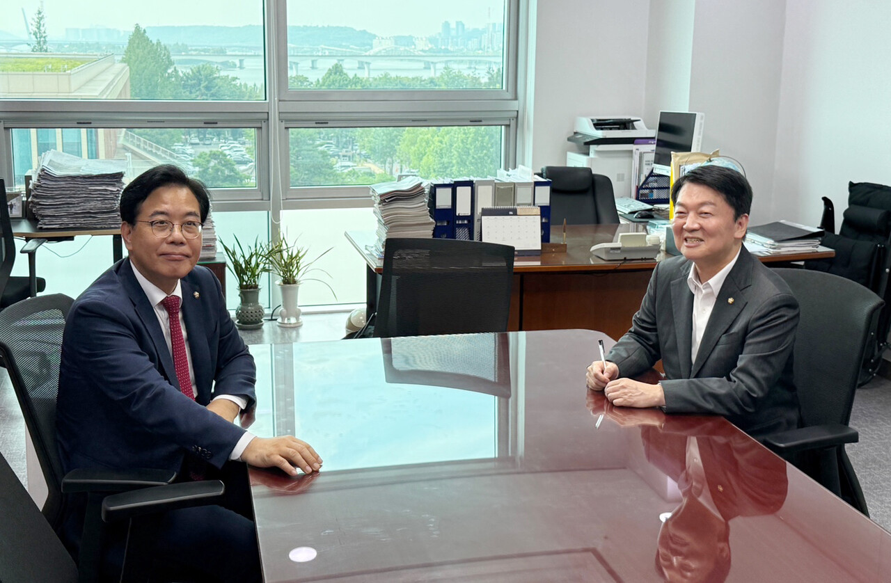 본회의 이후 회동 중인 송언석과 안철수. ⓒ뉴스1