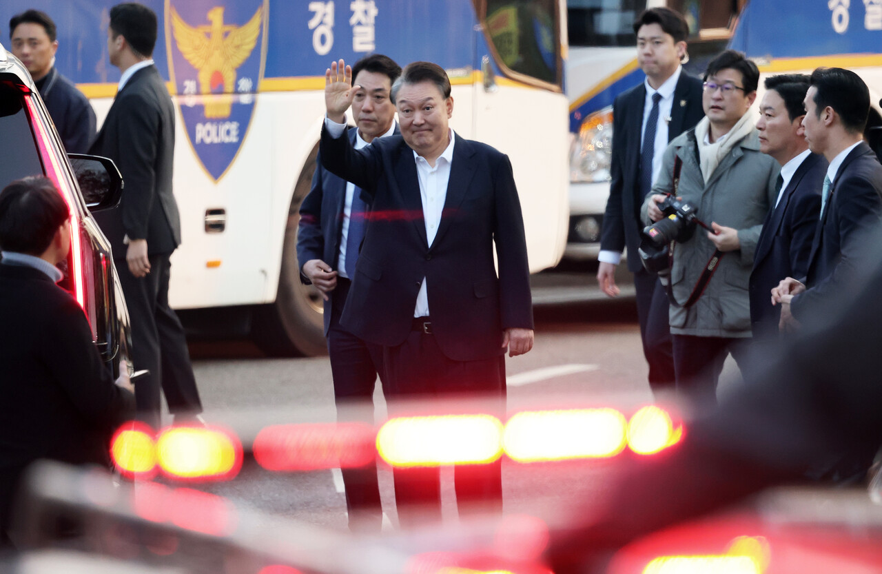 지난 3월 석방 직후 지지자들에게 손을 흔드는 윤석열. ⓒ뉴스1