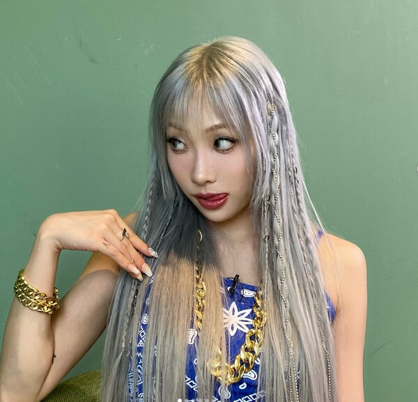 산이 등을 고소한 중국 출신 가수 레타. ⓒ레타 인스타그램