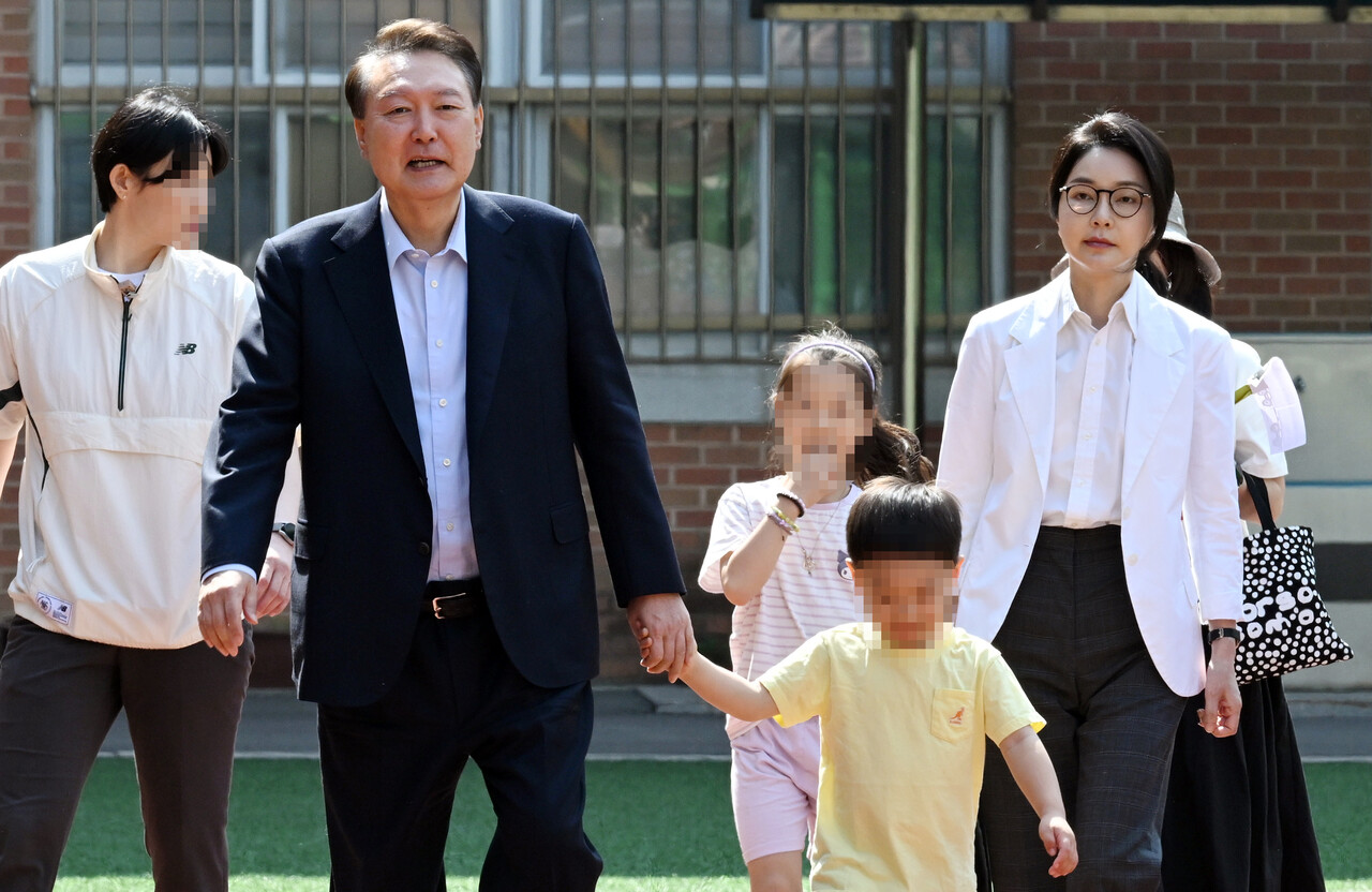 21대 대선 투표소로 향하는 윤석열-김건희. ⓒ뉴스1