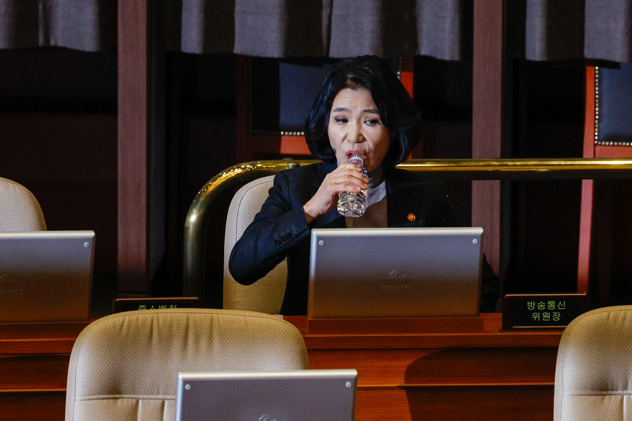 목을 축이는 이진숙. ⓒ뉴스1