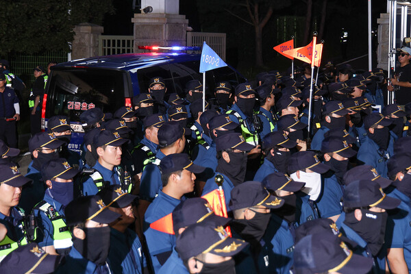 윤석열 전 대통령이 9일 오후 두 번째 구속 전 피의자심문(영장실질심사)을 마친 뒤 대기장소인 서울구치소로 이동하고 있다.&nbsp;ⓒ뉴스1&nbsp;