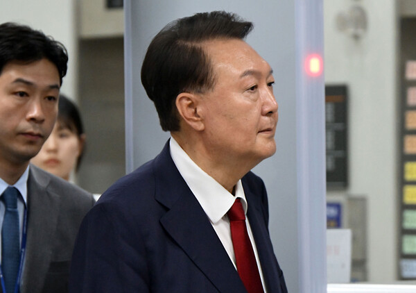 윤석열 전 대통령이 9일 오후 두 번째 구속 전 피의자심문(영장실질심사)을 마친 뒤 대기장소인 서울구치소로 이동하고 있다.&nbsp;ⓒ뉴스1&nbsp;