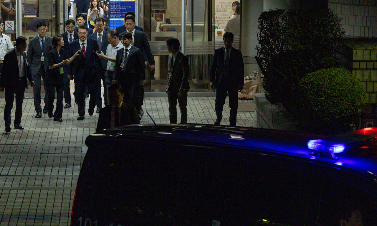 모두가 잠든 사이 서울구치소에 도로 들어간 윤석열 전 대통령이 오늘 7시 받아든 첫 아침밥: 상당히 의미심장하다