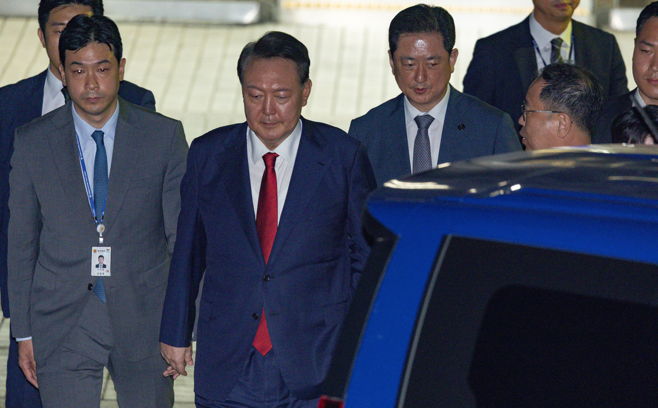 호송차로 이동하는 윤석열. ⓒ뉴스1