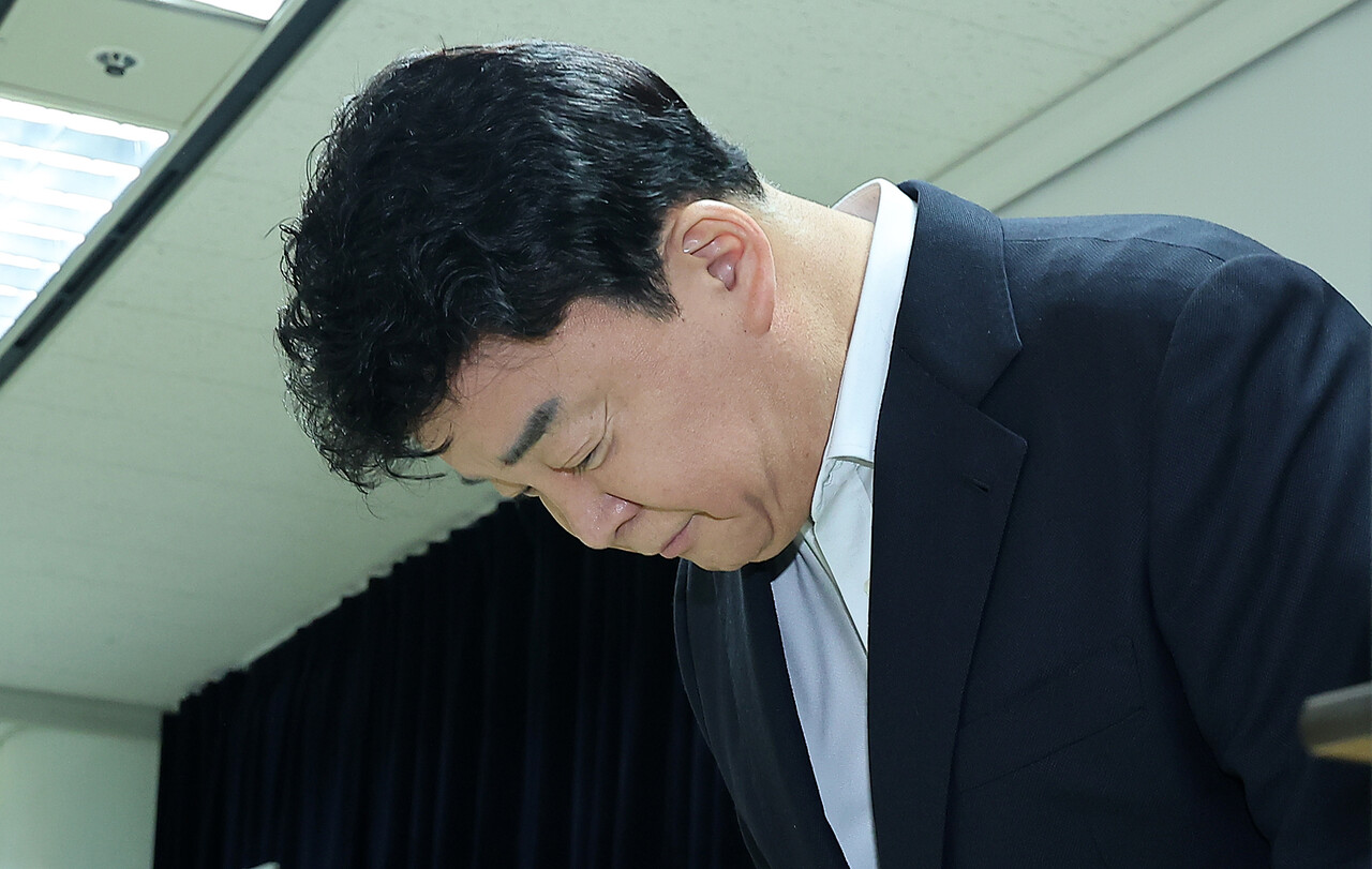 주주총회서 고개 숙인 백종원. ⓒ뉴스1