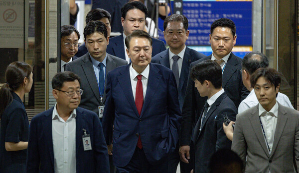 윤석열 전 대통령이 9일 서울구치소로 이동하는 모습.&nbsp;ⓒ뉴스1&nbsp;