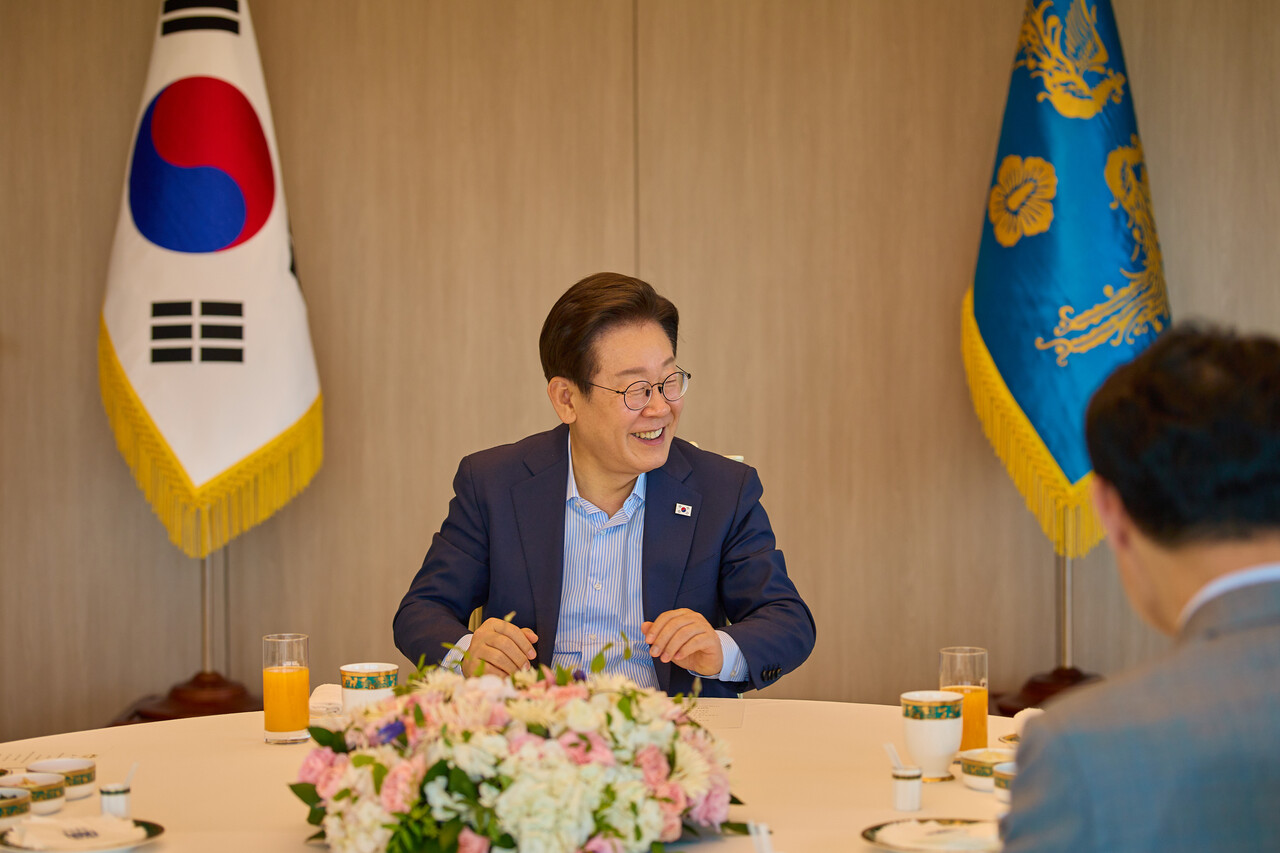 오찬 회동 중 웃음을 터뜨린 이재명 대통령. ⓒ대통령실