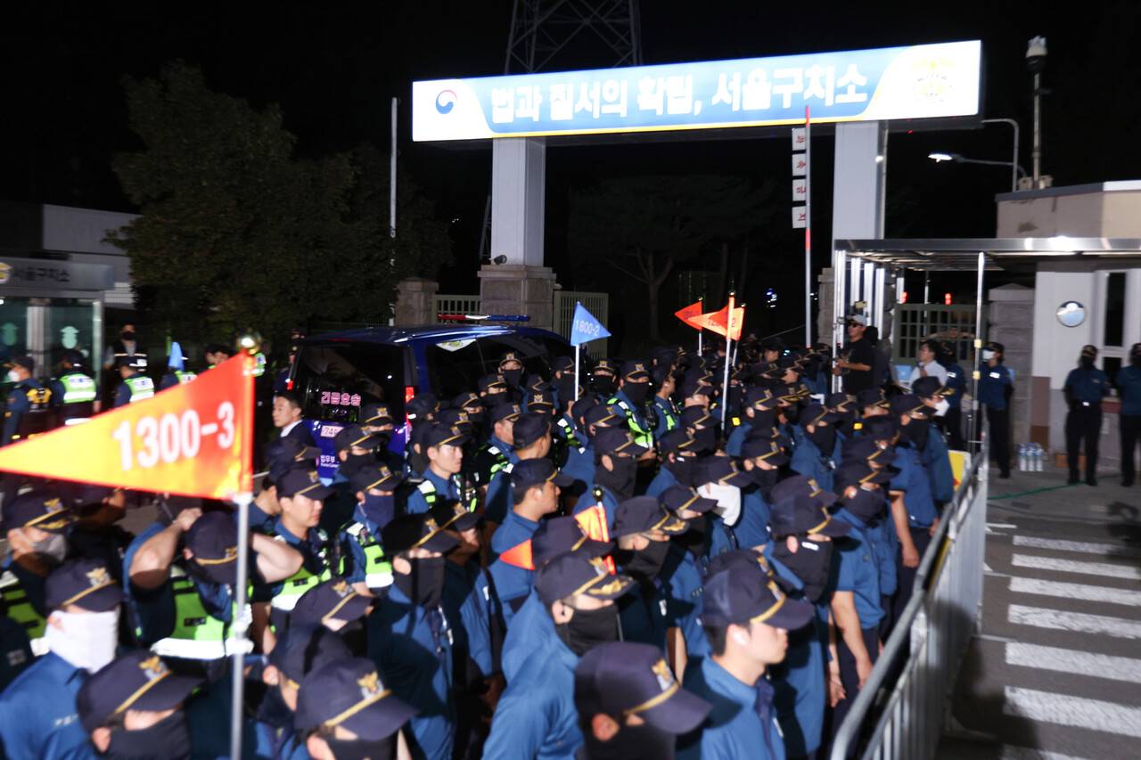 호송차를 타고 서울구치소로 들어가는 윤석열. ⓒ뉴스1