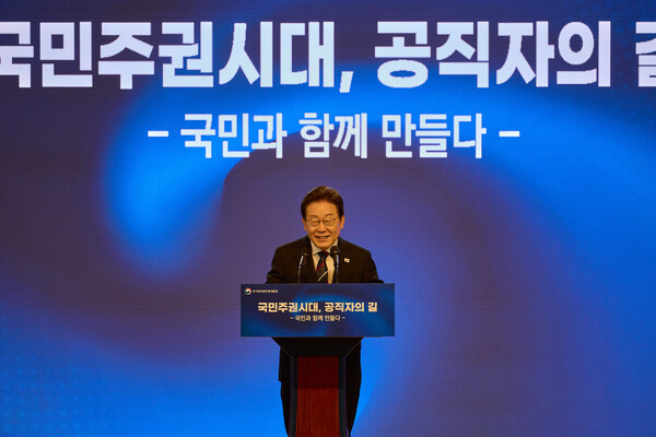 5급 공무원 합격자들에게 연설하는 이 대통령. ⓒ뉴스1