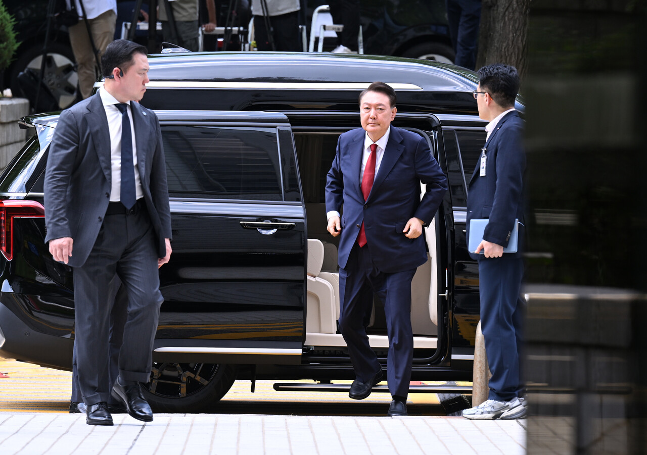 차에서 내리는 윤석열. ⓒ뉴스1