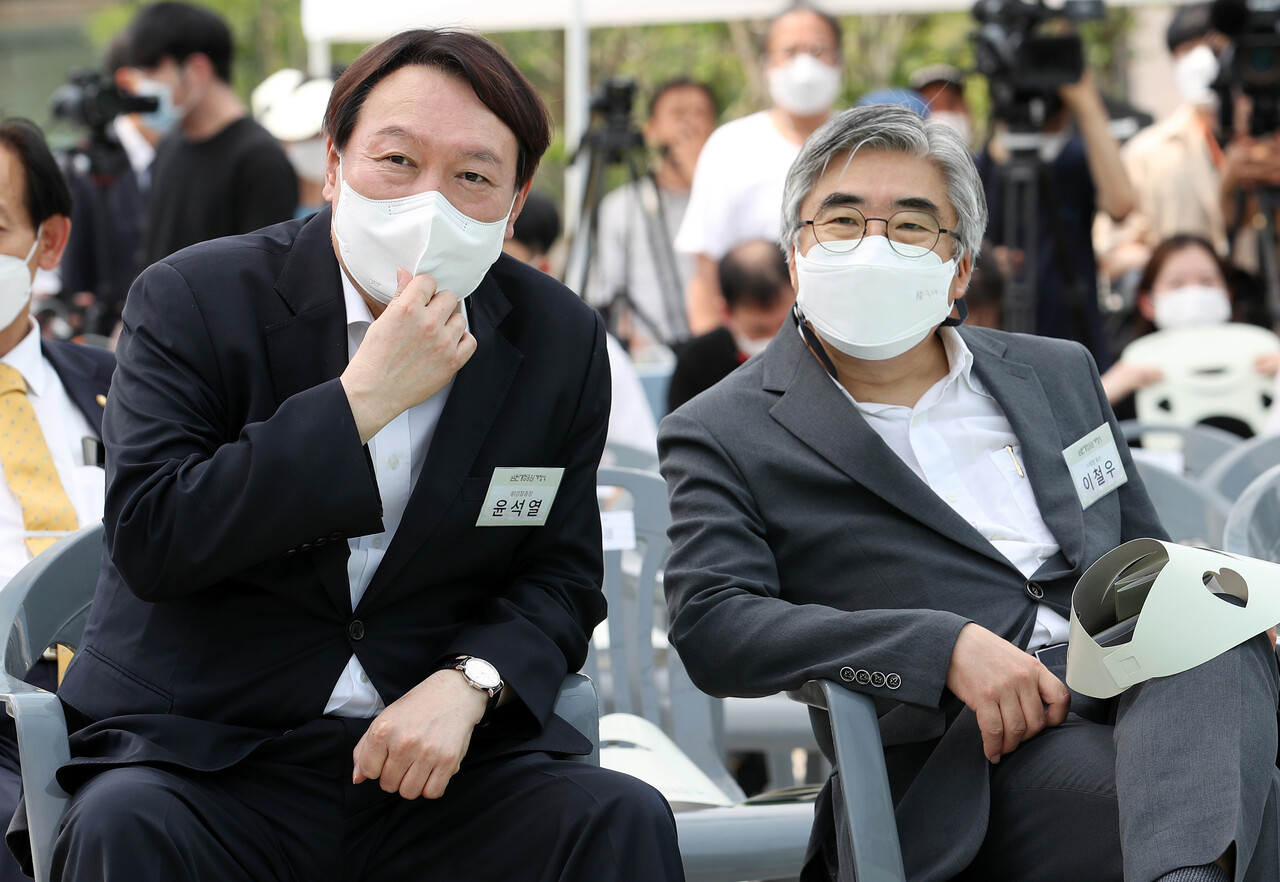 ‘60년 지기’ 윤석열과 이철우. ⓒ뉴스1