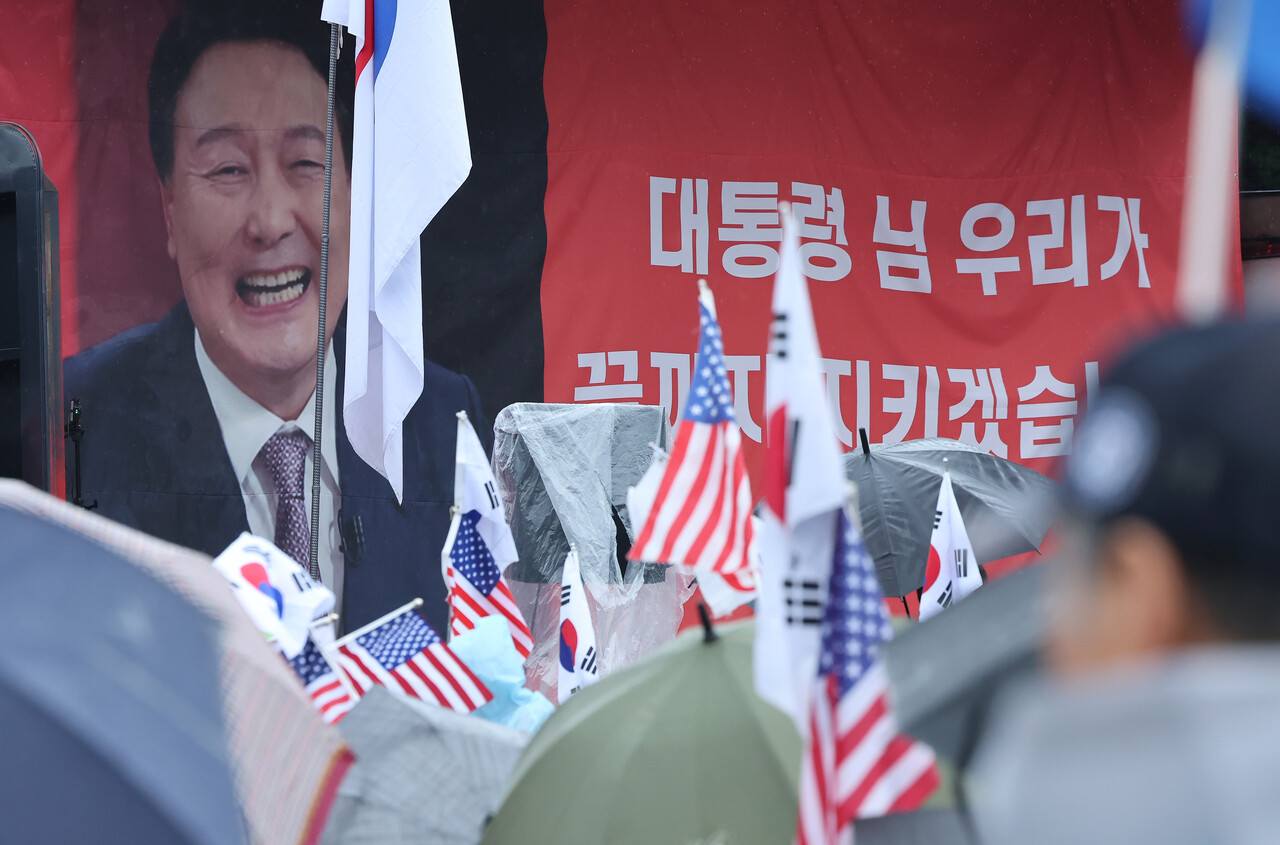 서울구치소 앞에서 집회를 연 윤석열 지지자들. ⓒ뉴스1