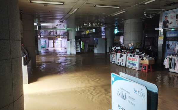 무너지고 잠기고 ‘400mm’ 괴물 폭우에 속출한 피해 상황 : 안 그래도 심장 철렁한데 여기서 끝이 아니다