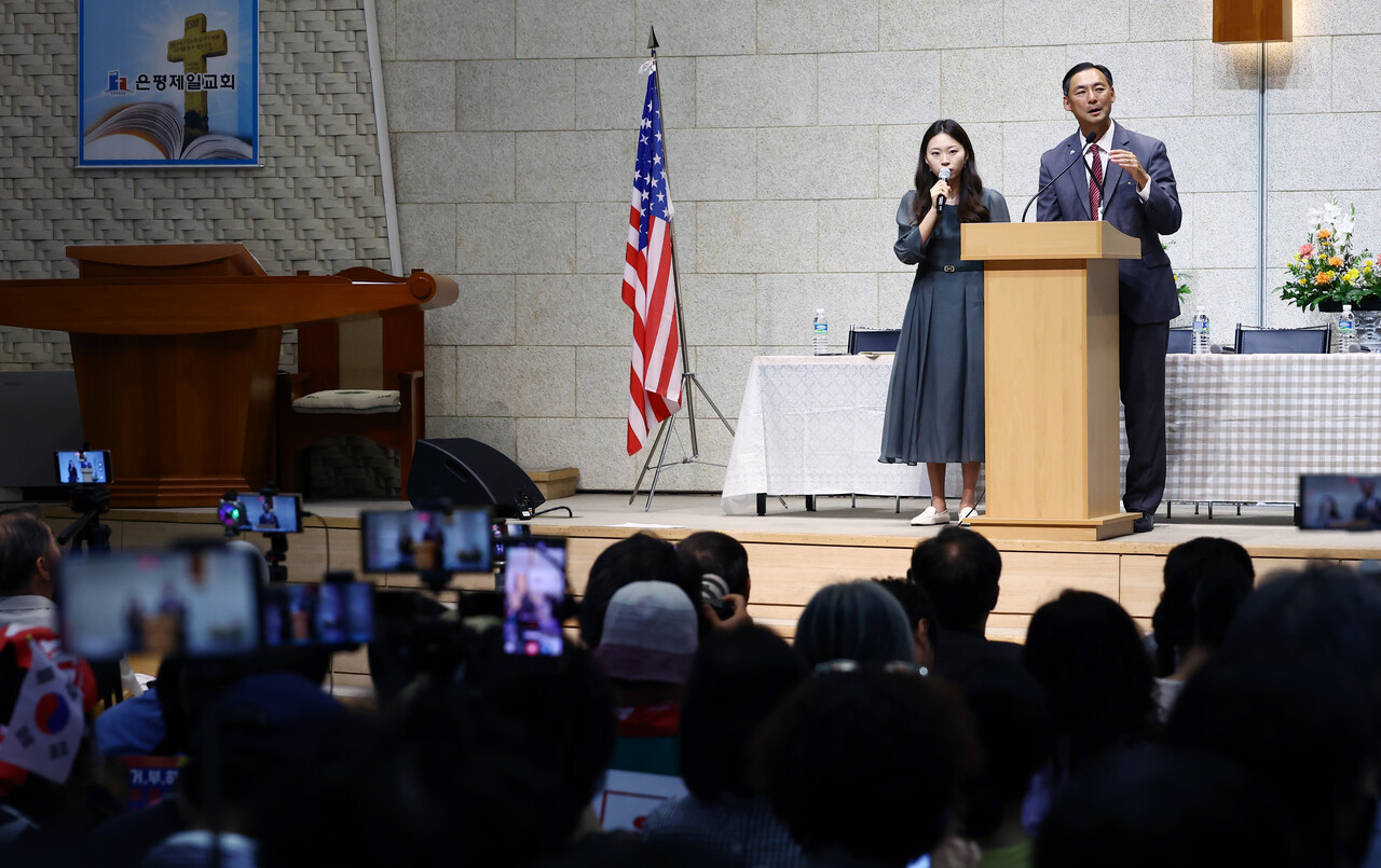 은평제일교회 간증 집회에서 발언하는 모스 탄. ⓒ뉴스1