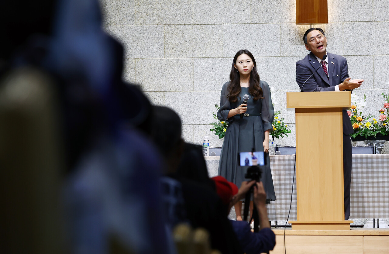 은평제일교회에서 열린 ‘모스 탄 대사 초청 간증 집회’에서 발언 중인 모스 탄.&nbsp;ⓒ뉴스1
