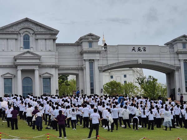 김건희 특검팀이 18일 경기 가평군 설악면 소재 통일교 본부를 압수수색한 가운데 신도들의 모습.&nbsp;ⓒ뉴스1&nbsp;