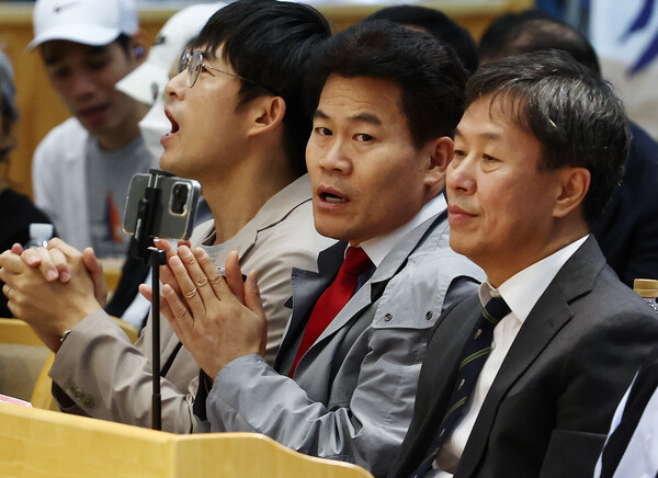 모스탄의 간증집회에 참석한 전한길. ⓒ뉴스1