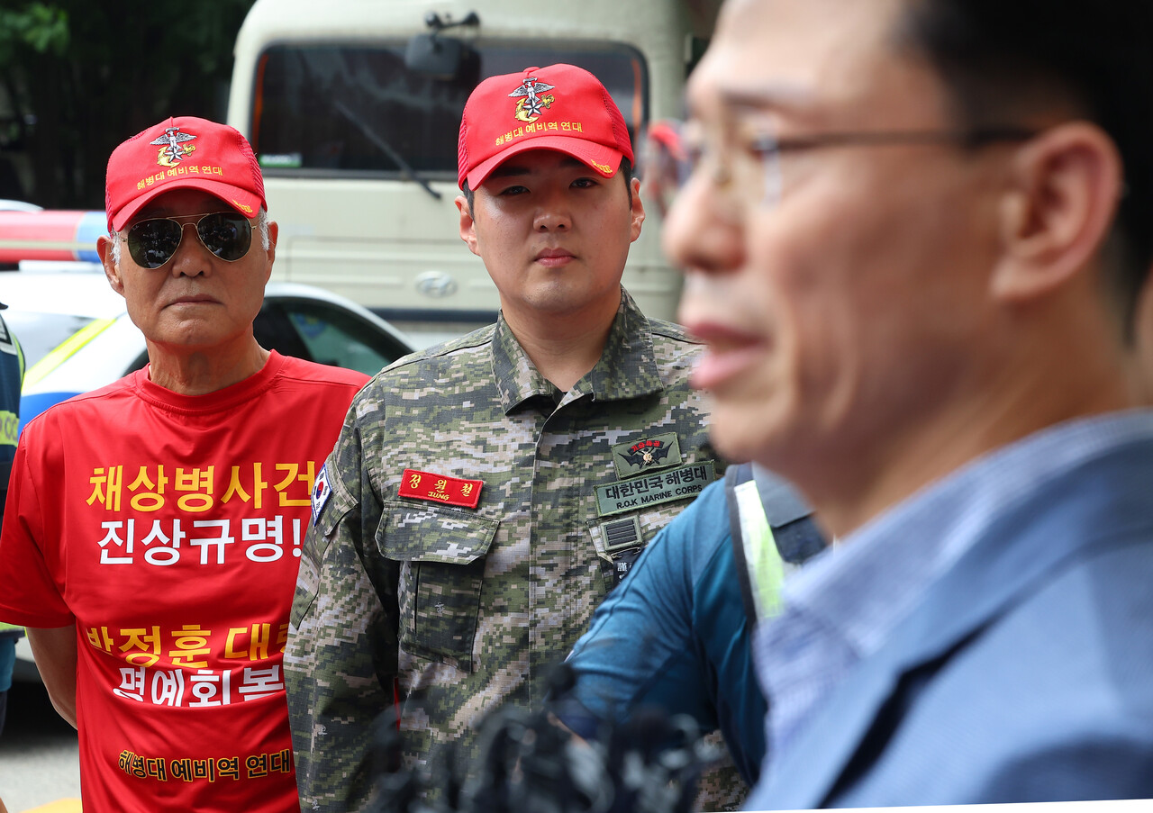 임성근의 입장 표명을 보고 있는 해병대 예비역들. ⓒ뉴스1