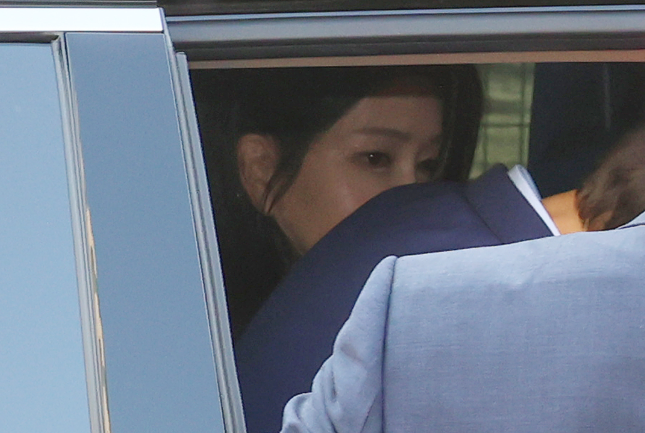 윤석열과 관저를 떠나는 김건희. ⓒ뉴스1