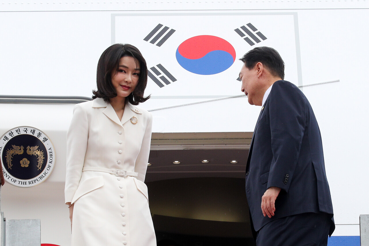 해외 순방에 동행하는 김건희와 윤석열. ⓒ뉴스1