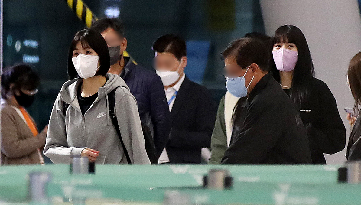 그리스로 출국하는 쌍둥이 자매. ⓒ뉴스1