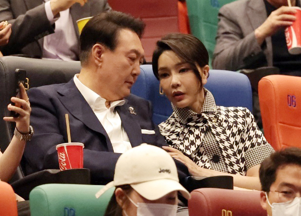 영화관을 찾은 윤석열 김건희 부부. ⓒ뉴스1