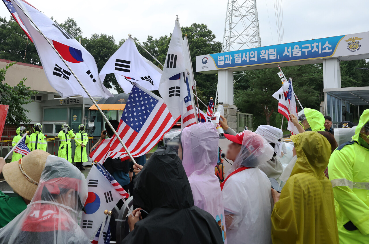 서울구치소 앞 윤석열 지지자들. ⓒ뉴스1