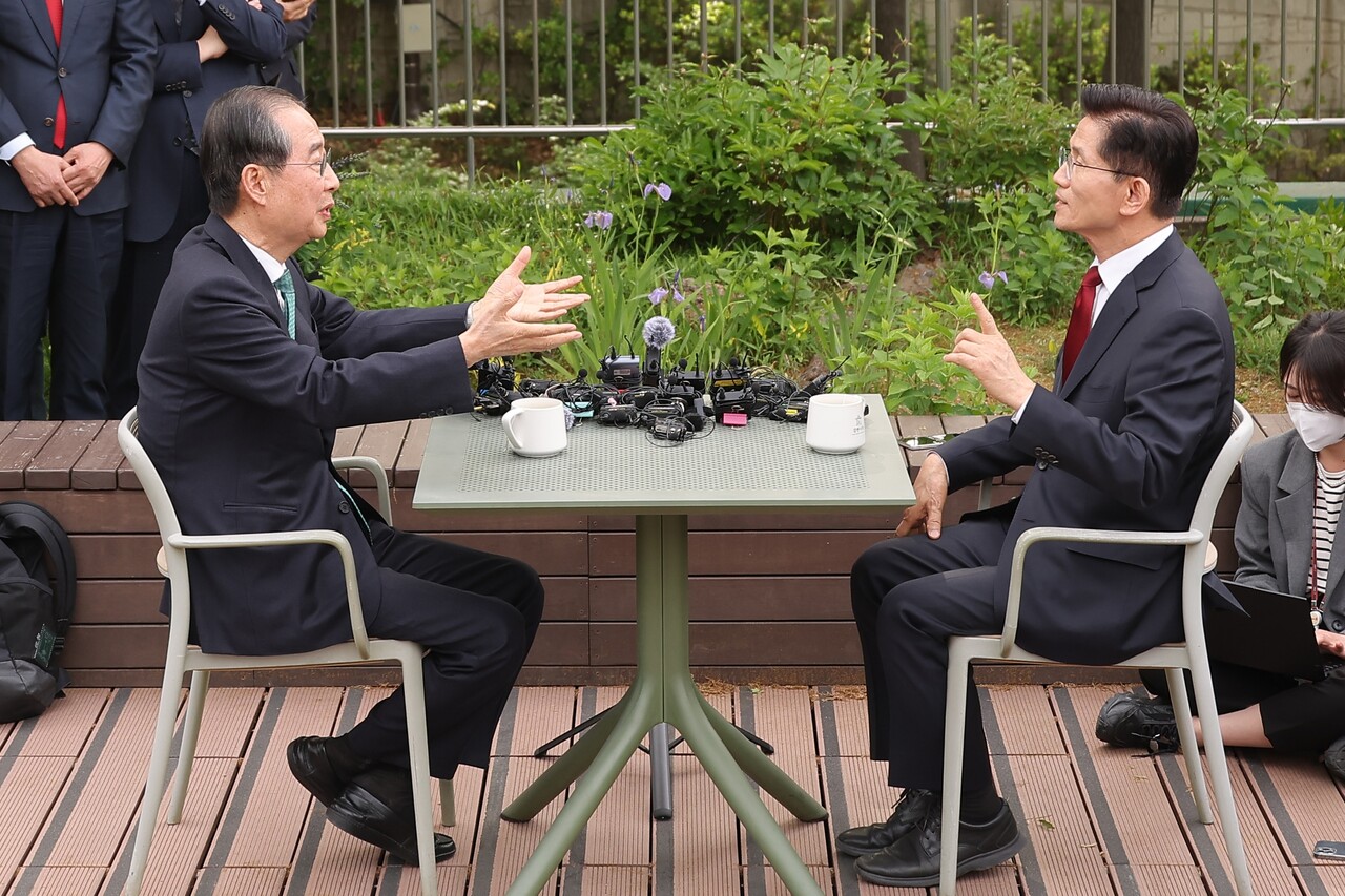 단일화 관련 회동 중인 한덕수와 김문수. ⓒ뉴스1