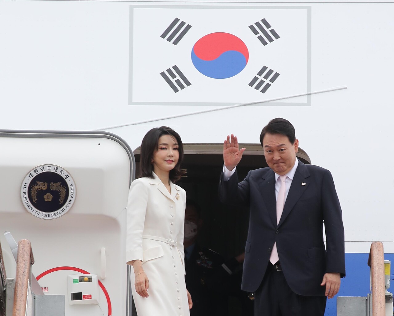 첫 해외 순방에 나서는 김건희와 윤석열. ⓒ뉴스1