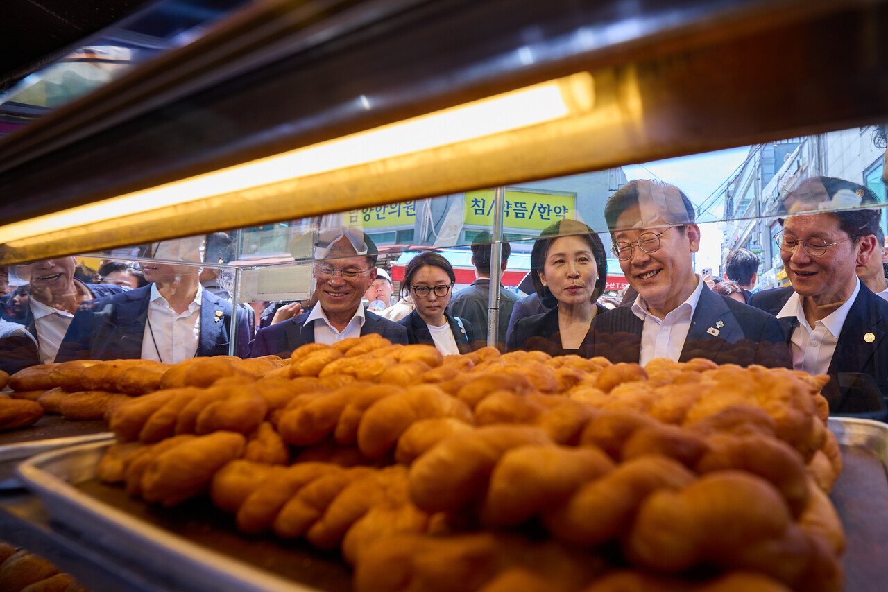 재래시장에 깜짝 방문해 도너츠 가게를 찾은 김혜경 여사와 이재명 대통령. ⓒ대통령실