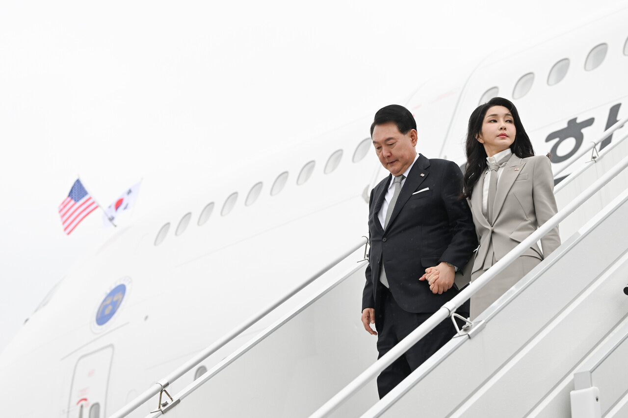 유엔총회 참석을 위해 뉴욕 JFK 국제공항에 도착한 윤석열·김건희 부부. ⓒ뉴스1