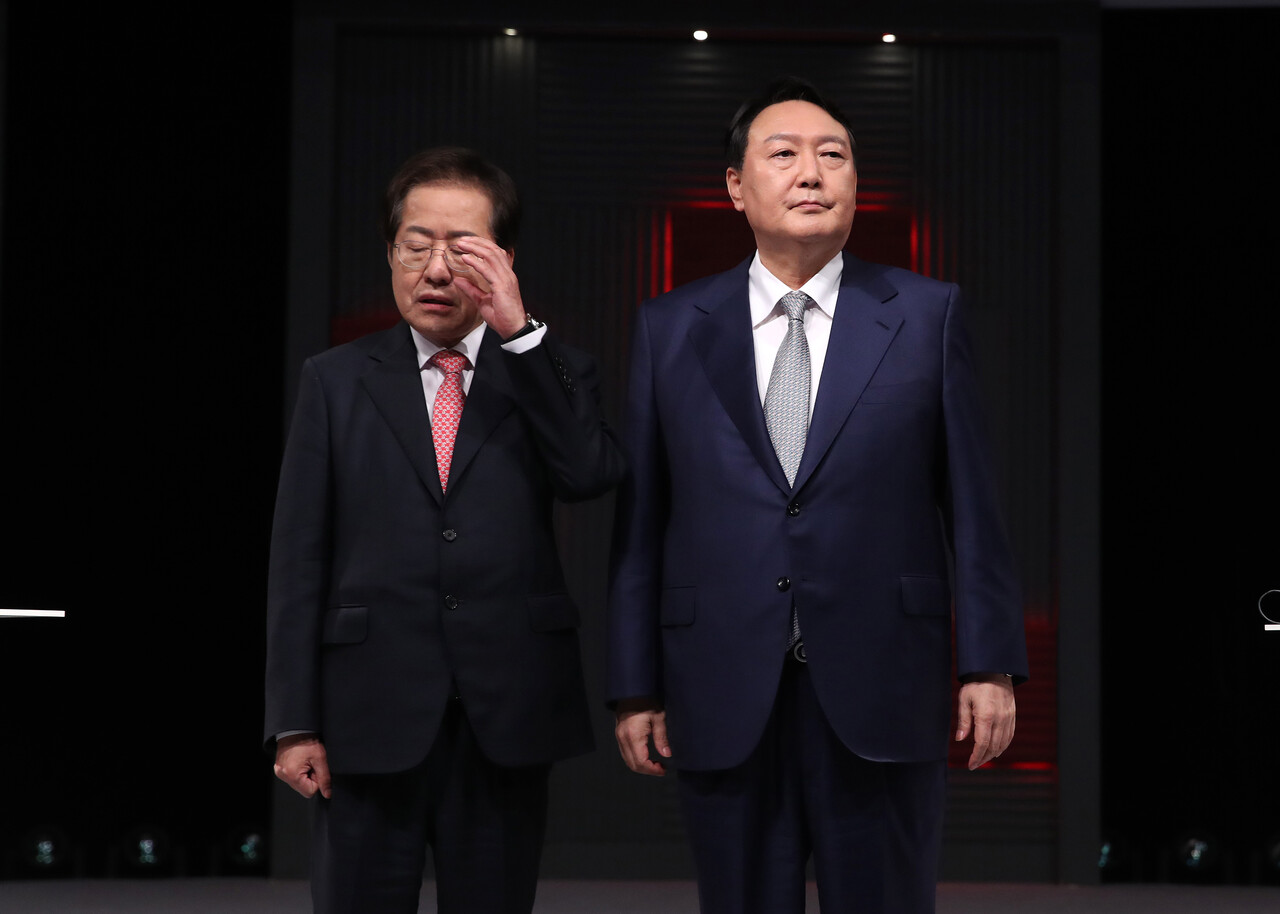 1대1 맞수토론 당시 홍준표와 윤석열. ⓒ뉴스1