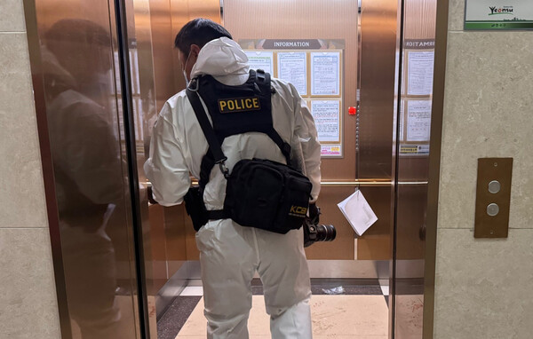 21일 인천 연수구 한 아파트 사건 현장에&nbsp;경찰 수사관이 잔압하는 모습(오).&nbsp;ⓒ뉴스1&nbsp;