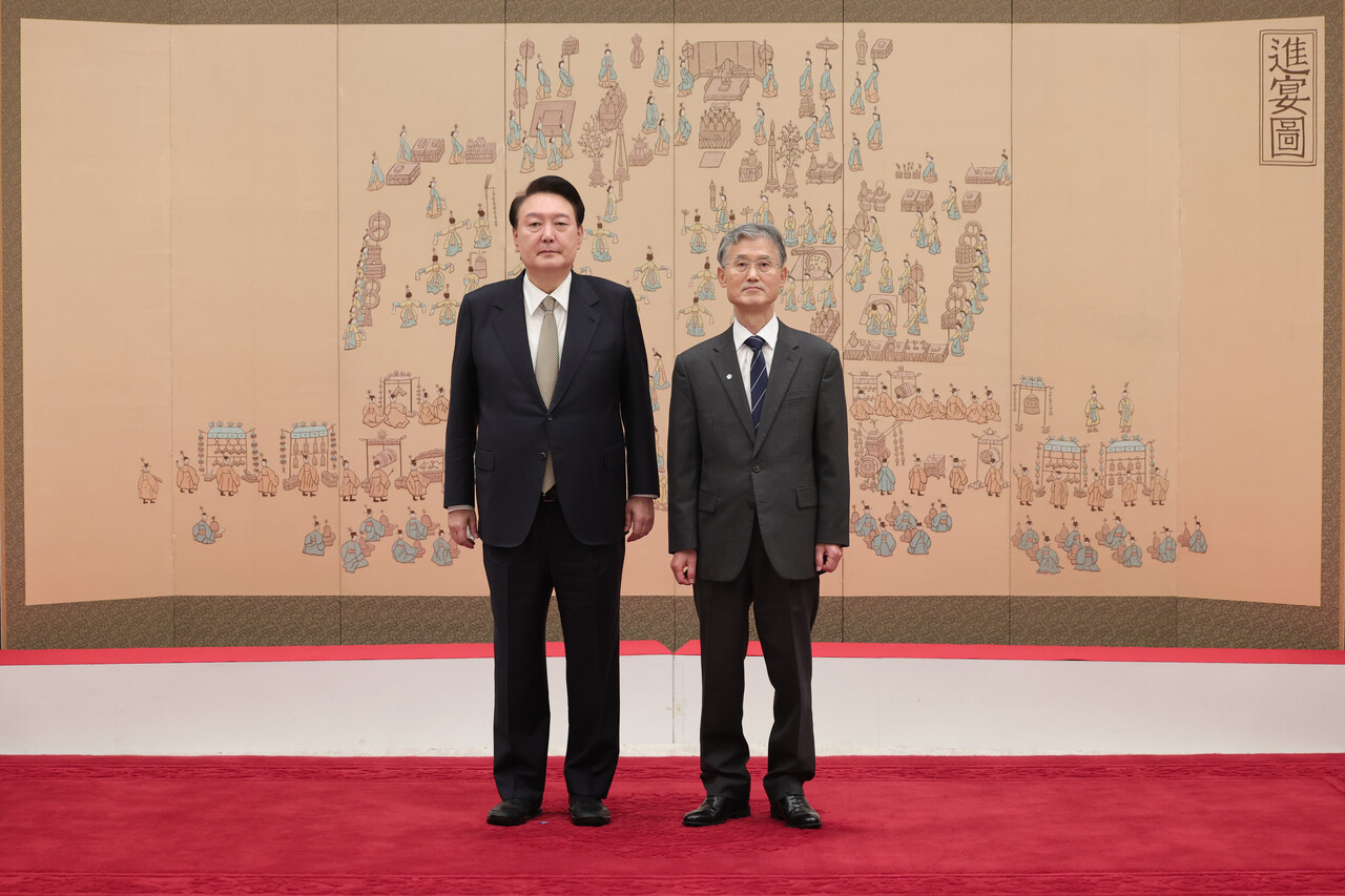 대법원장 임명장 수여식 당시 윤석열과 조희대. ⓒ뉴스1