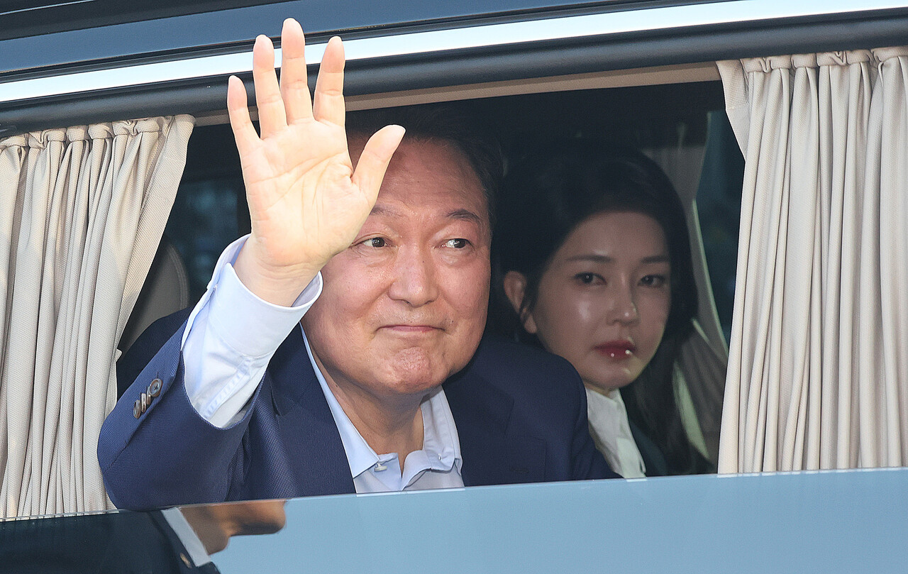 구치소에서 청천벽력 소식 들은 윤석열이 절대 못 준다는 이것: 상대방은 이미 마음 정한 것 같은데 참 구질구질하다