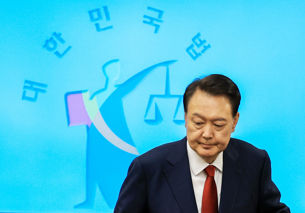 구치소에서 청천벽력 소식 들은 윤석열이 절대 못 준다는 이것: 상대방은 이미 마음 정한 것 같은데 참 구질구질하다