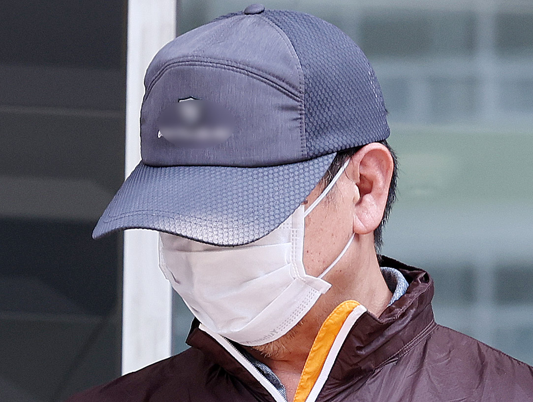 시선을 돌리고 있는 총기 살해범 조 씨. ⓒ뉴스1