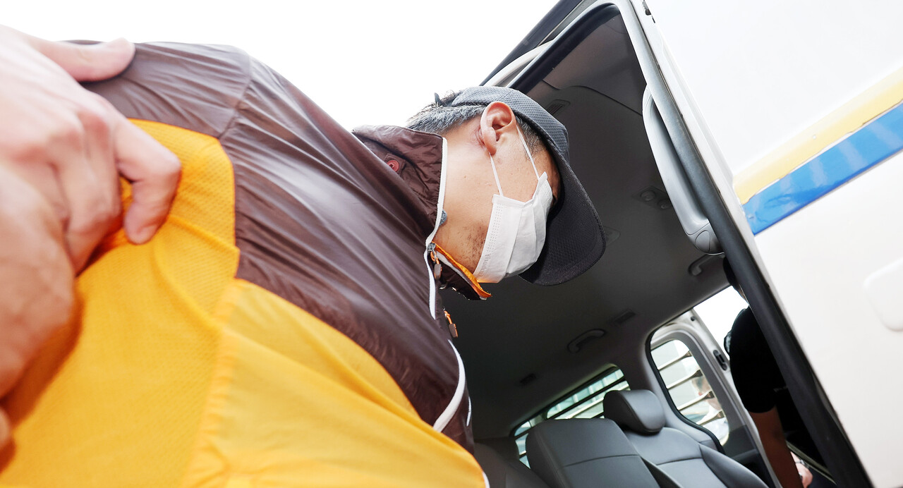 호송차에 오르는 송도 총기 살해범 조 씨. ⓒ뉴스1