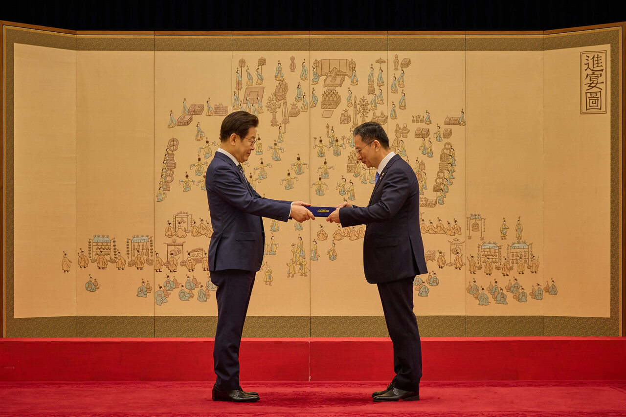 이재명 대통령에게 임명장을 수여받고 있는 정성호 장관. ⓒ뉴스1