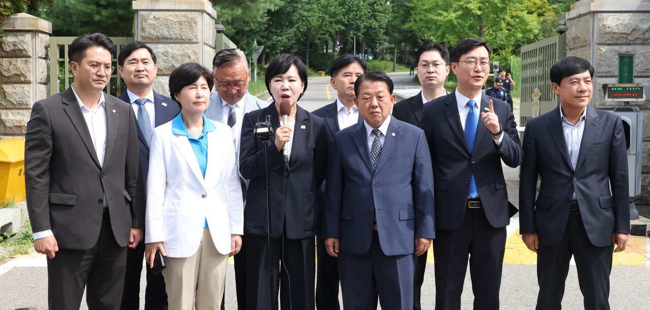 서울구치소를 방문한 더불어민주당 3대 특검 종합대응 특별위원회 위원들. ⓒ뉴스1