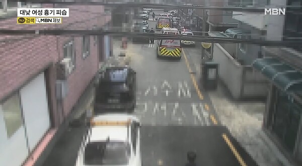 범행 현장에 119 구급대가 출동한 모습(오).&nbsp;ⓒMBN 뉴스&nbsp;