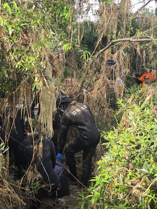 31일 소방당국이 신청평대교 인근에서 발견된 시신을 수습하는 모습.&nbsp;ⓒ강원도소방재난본부 제공&nbsp;