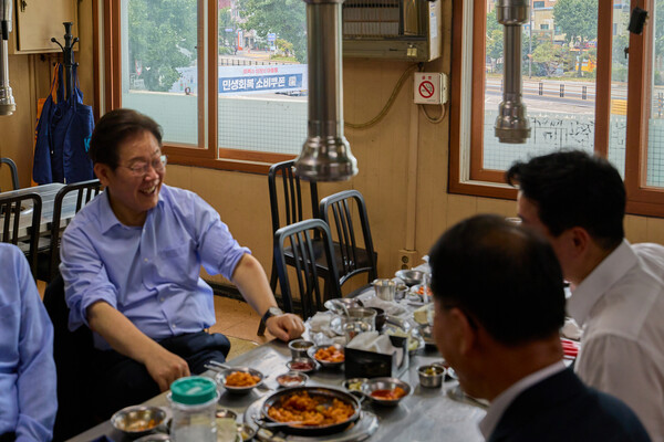 이 대통령이&nbsp;지난달 31일 서울 용산 삼각지역 인근의 한 식당에서 참모진과 편한 분위기 속에서 점심식사를 하는 모습.&nbsp;ⓒ대통령실 제공&nbsp;