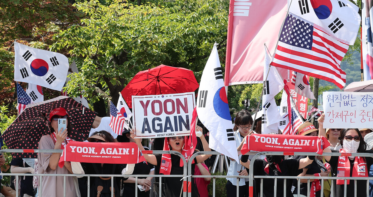 서울구치소 앞에서 시위하는 윤석열 지지자들. ⓒ뉴스1