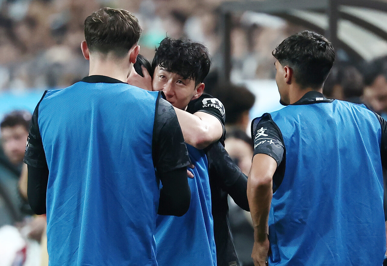 토트넘 소속 마지막 경기에서 양민혁을 끌어안고 눈물을 흘리고 있는 손흥민. ⓒ뉴스1