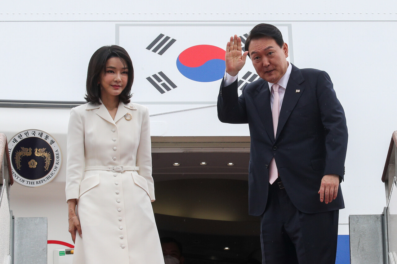 스페인으로 떠나기 위해&nbsp;대통령 전용기에 오른 김건희와 윤석열. ⓒ뉴스1