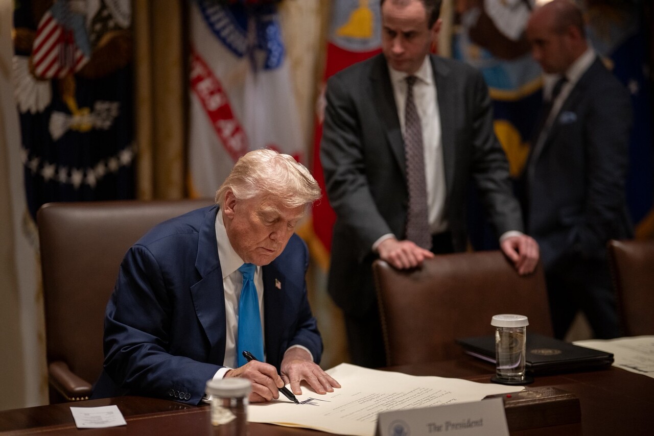 한미 무역합의 문서에 서명하는 트럼프. ⓒ백악관 인스타그램