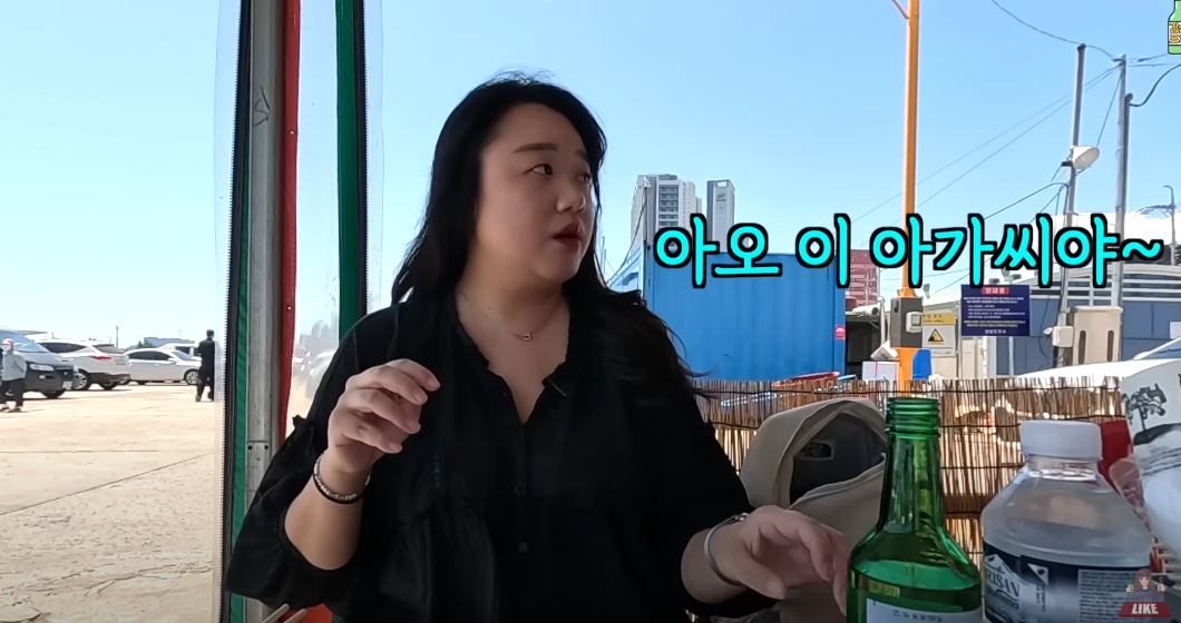 혼술 중인 유튜버에게 자리 이동을 요구하는 속초 가게. ⓒ유튜브 채널 ‘김술포차’