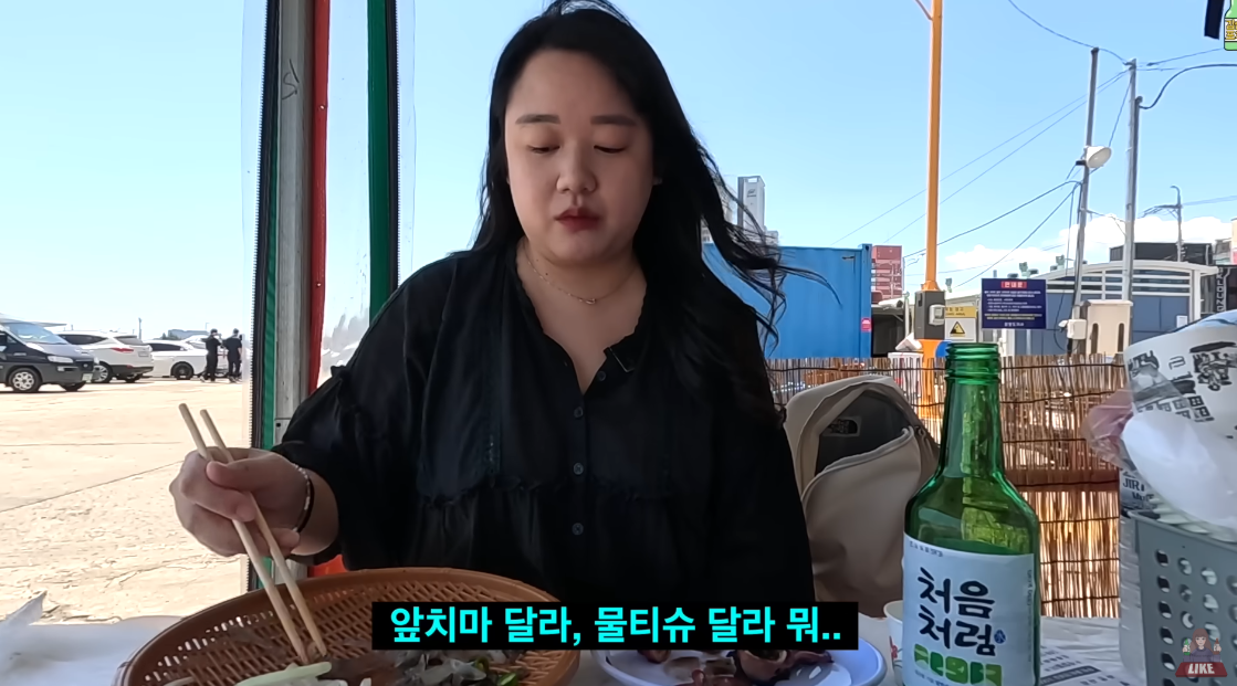 다른 테이블 손님들과 언쟁을 벌이고 있는 오징어 난전 가게. ⓒ유튜브 채널 ‘김술포차’